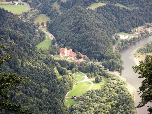 800px-trzy_korony_-_widok_na_c48cervenc3bd_klc3a1c5a1tor_-_panoramio